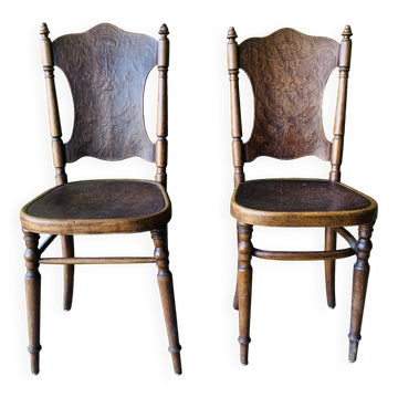 Paire de 2 chaises avec motifs en relief