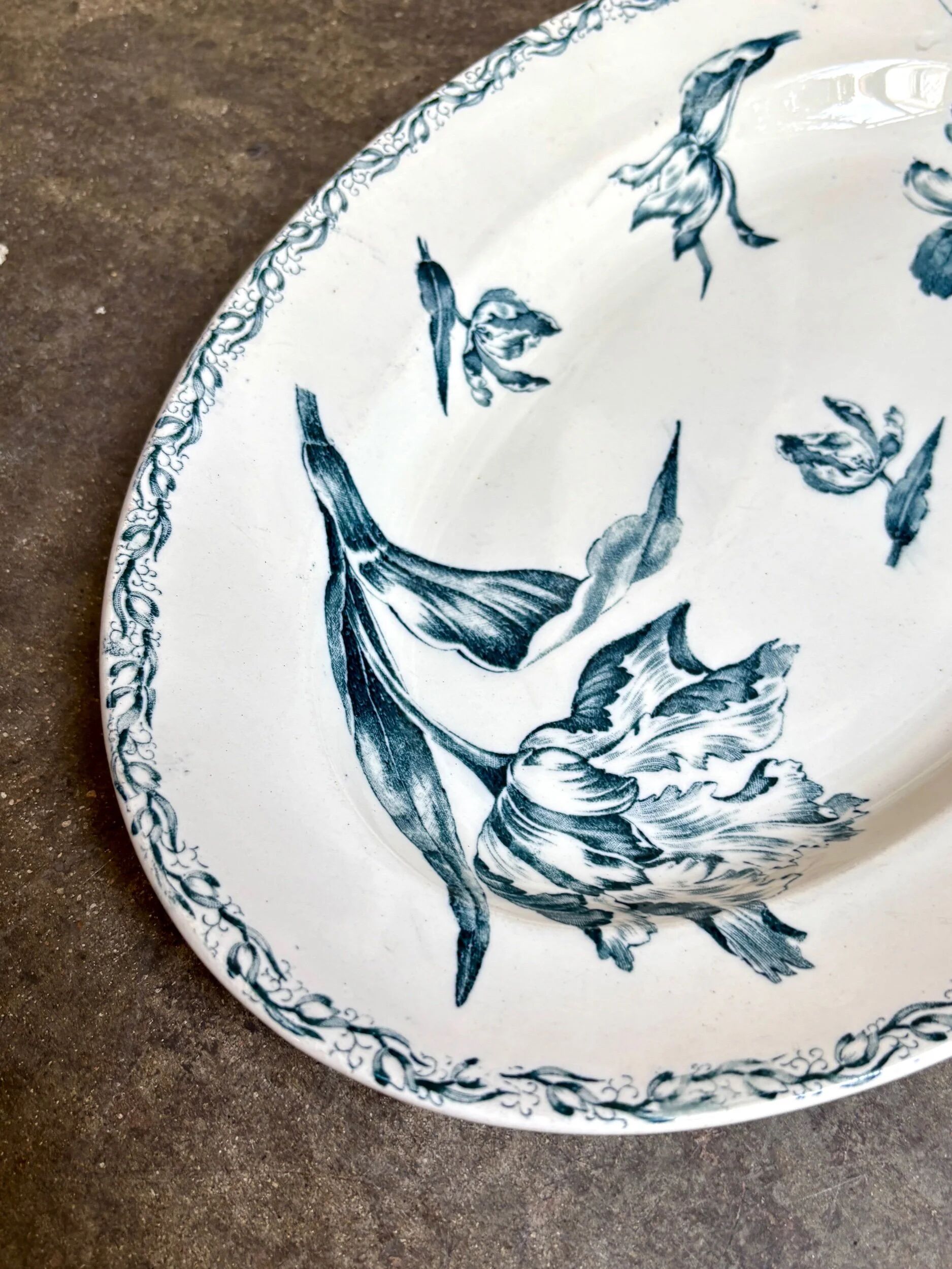 Large oval dish Lunéville in blue ironstone, "Tulip" service.