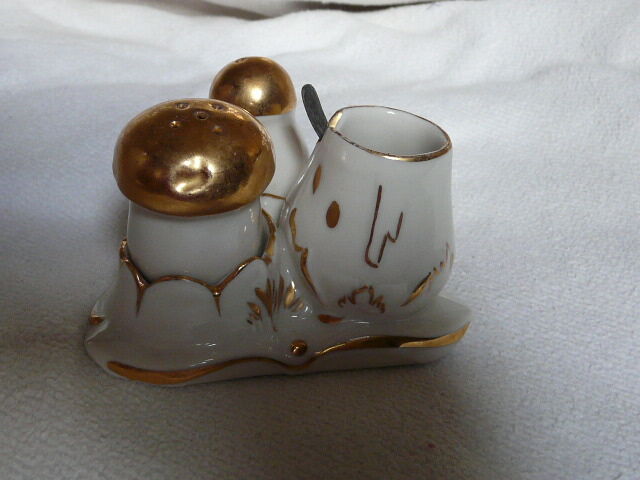 Salière poivrière et moutardier en porcelaine de Limoges forme champignons