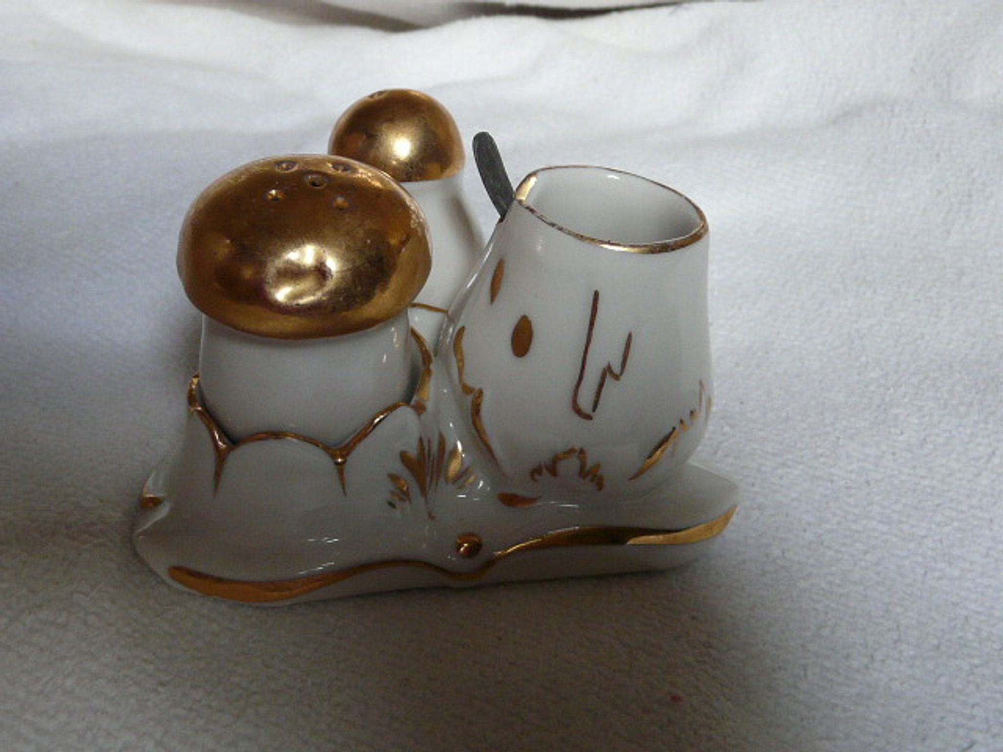 Salière poivrière et moutardier en porcelaine de Limoges forme champignons