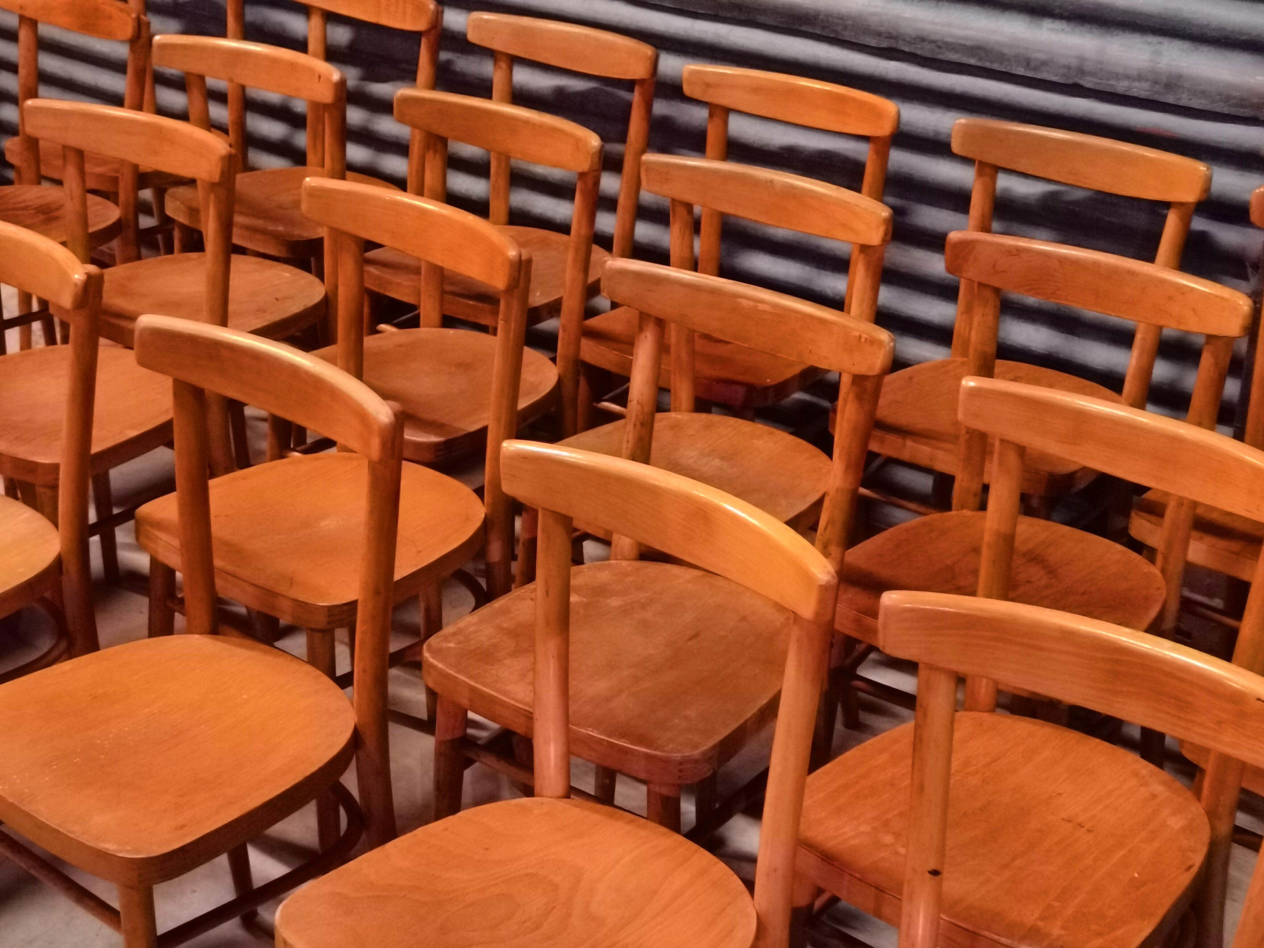 Lot de 23 chaises Ton Bystřice, Thonet