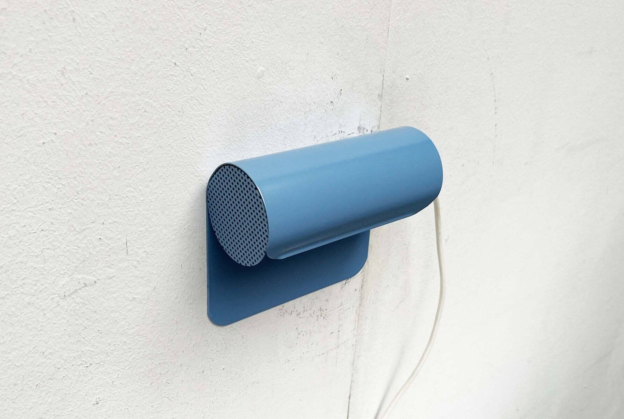 Applique postmoderne en métal perforé bleu clair d'Abo Randers, Danemark années 1980