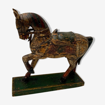 Cheval en bois polychrome sculpté sur socle en bois peint fin 19ème début 20ème siècle