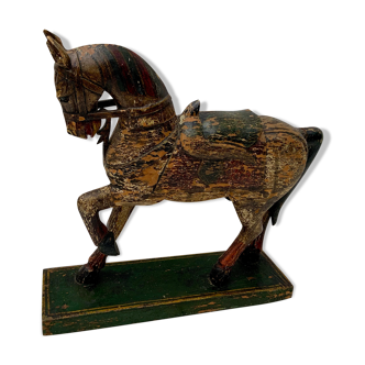 Cheval en bois polychrome sculpté sur socle en bois peint fin 19ème début 20ème siècle