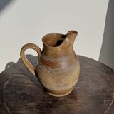 Carafe en grès du Berry beige à frises et motifs géométriques quadrillés