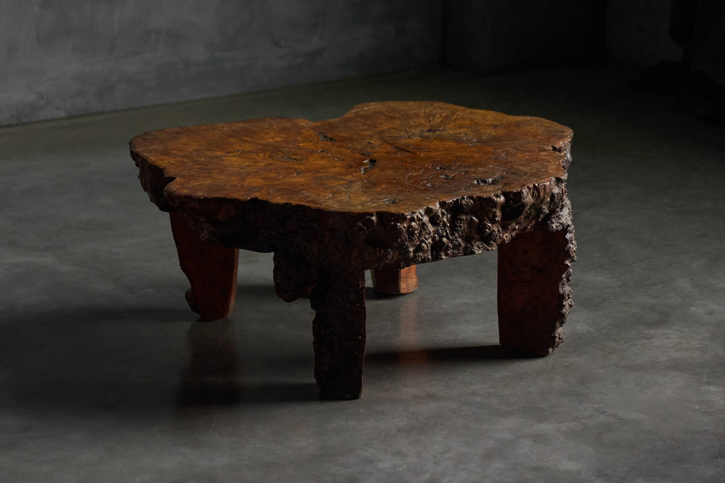 Table basse en bois de burl organique, France, années 1950