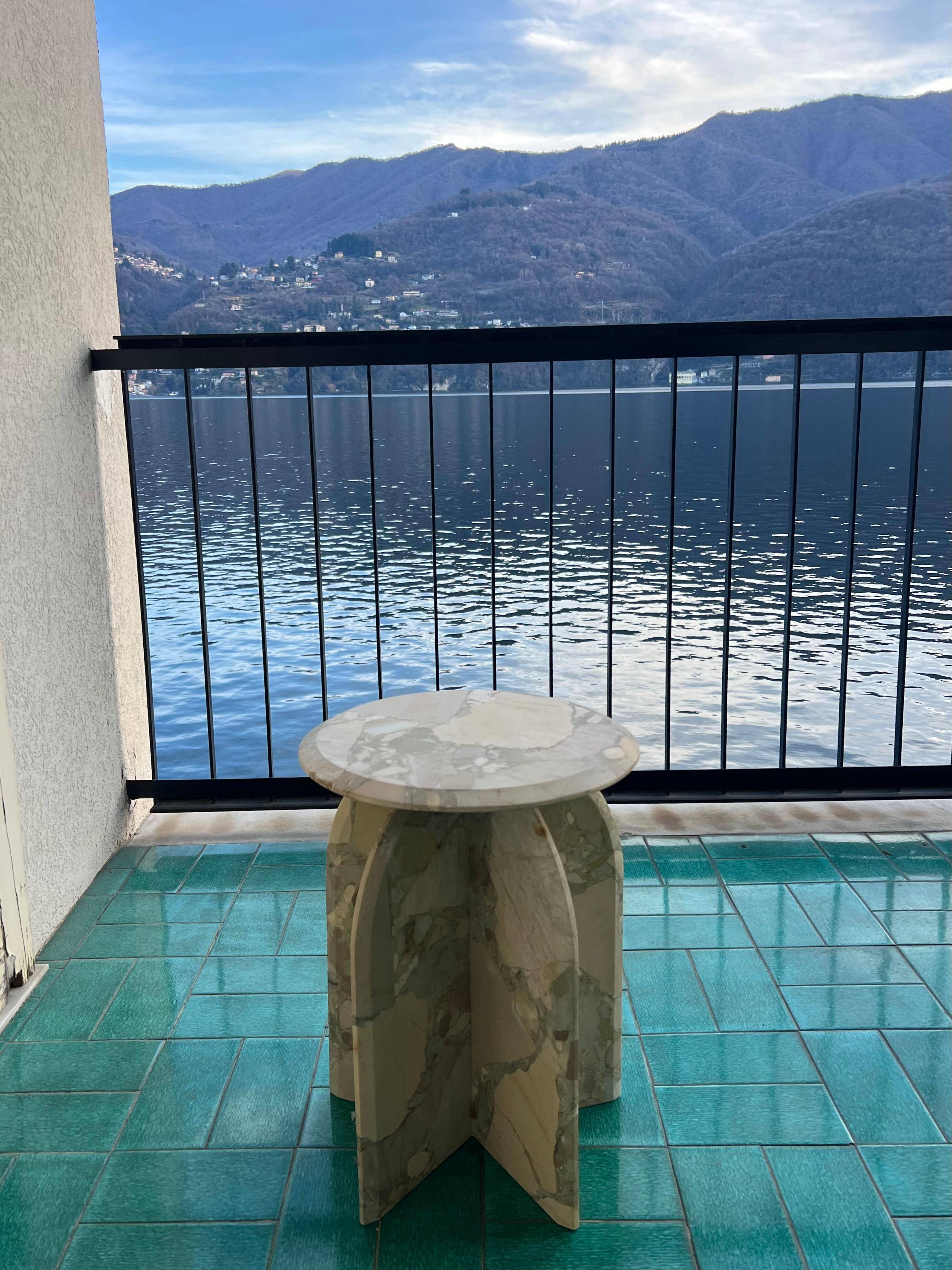 Table d'appoint sculpturale Palladio en marbre Breccia, design collectible italien