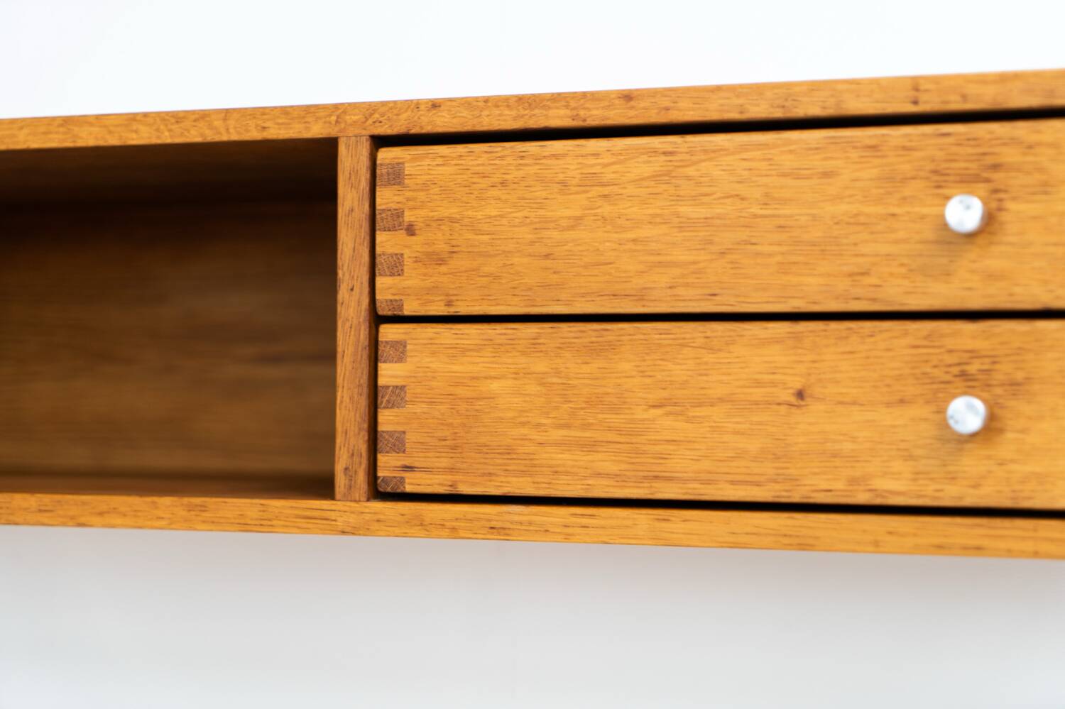 Rare console murale « Modèle 132 » en chêne par Aksel Kjersgaard (Danemark, années 1950).