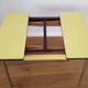 Table en formica jaune