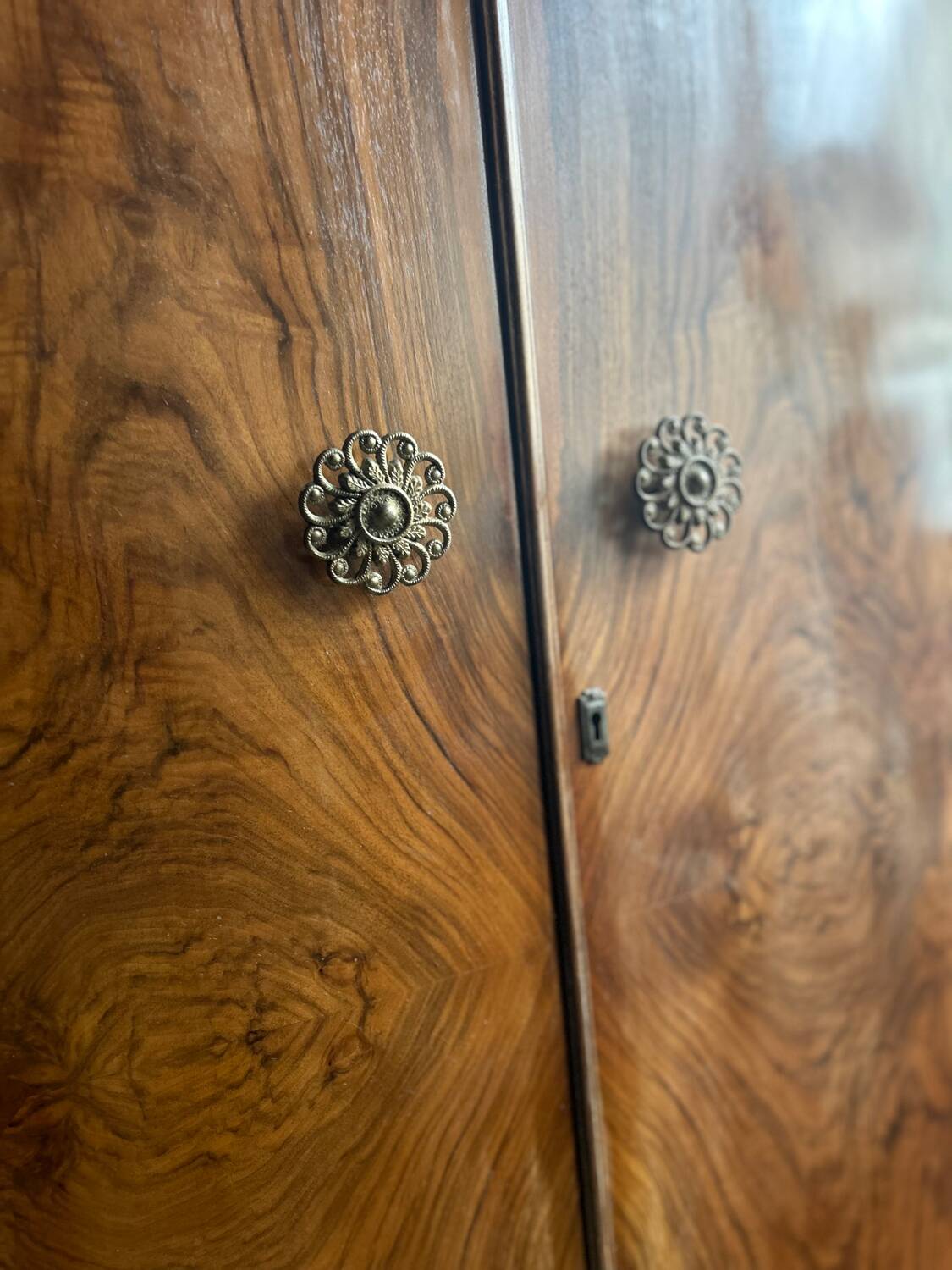 Small English wardrobe from the Art Deco period in walnut veneer - The elegance of rarity