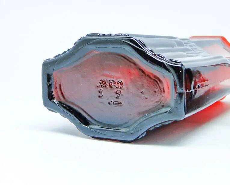 Paire de vases modernistes, en verre rouge, France, années 1980.