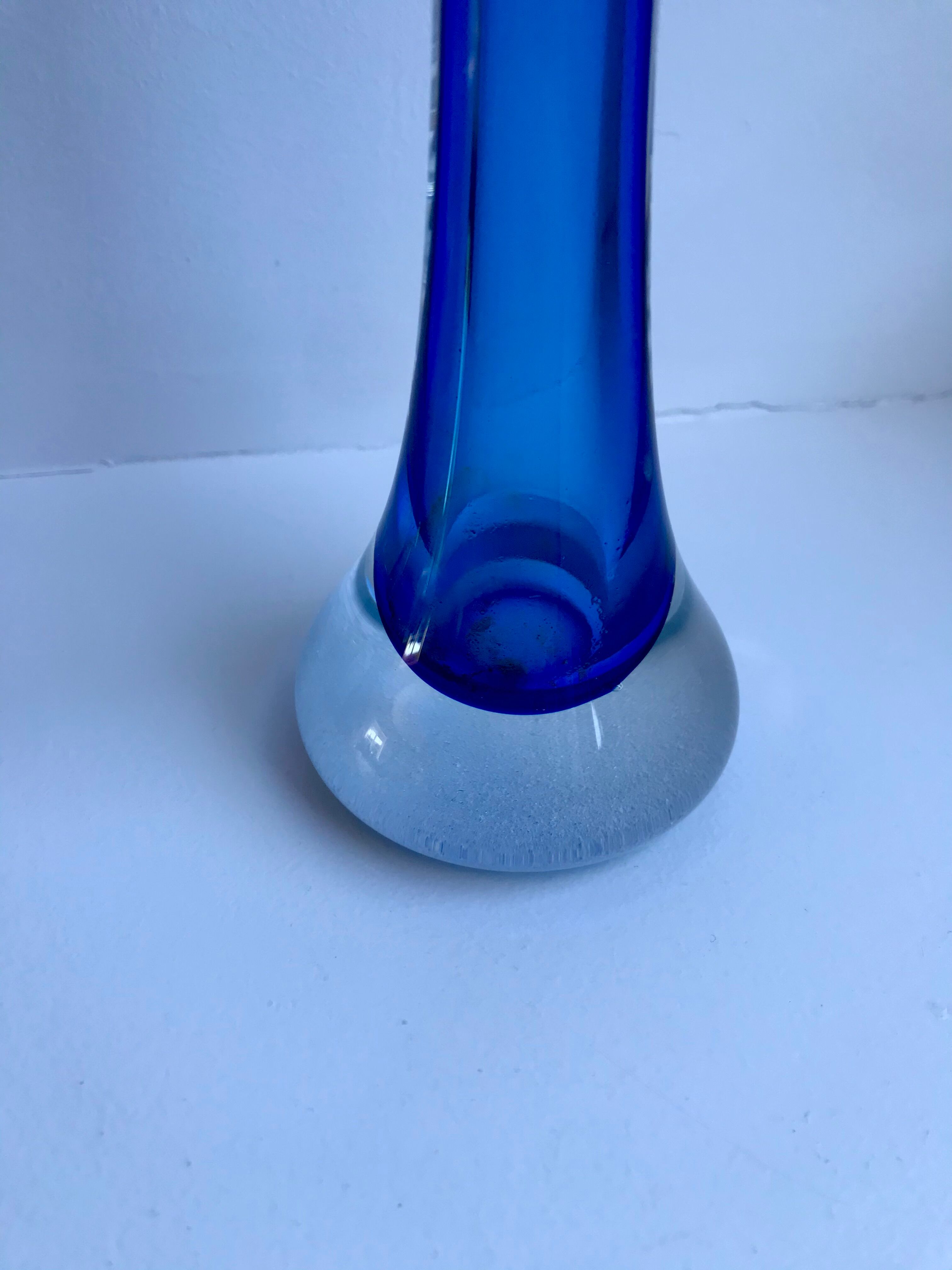 Vase soliflore en verre bleu roi années 70