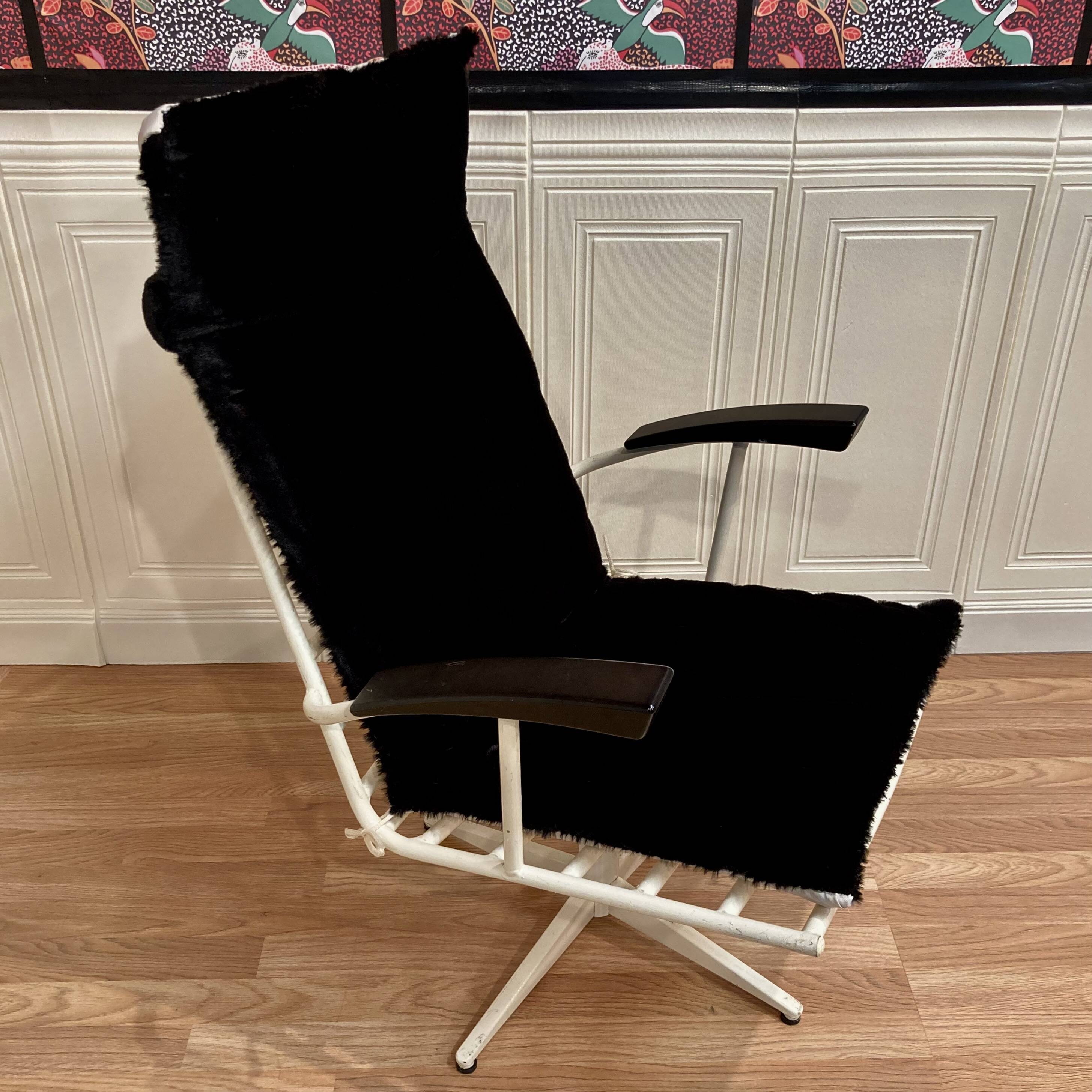 Swivel chair in metal and Bakelite, 1960s design.