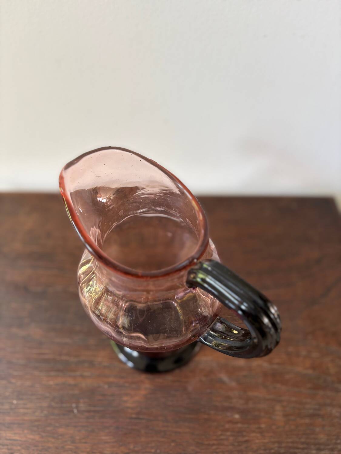Pichet Art déco en verre rose et noir, années 20-30