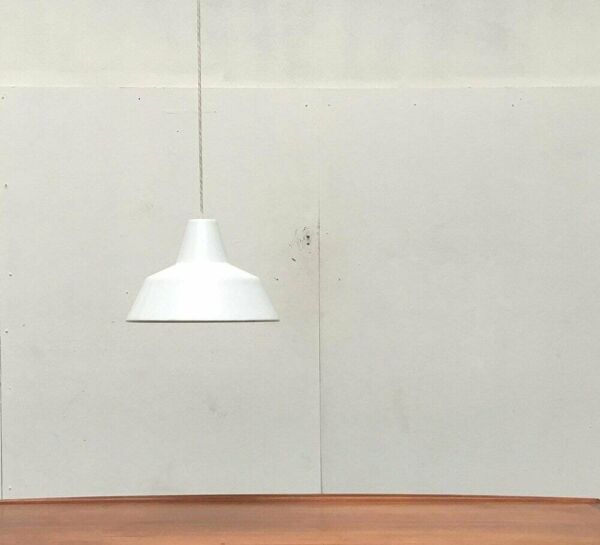 Suspension en émail danoise milieu du siècle de Louis Poulsen, années 1960