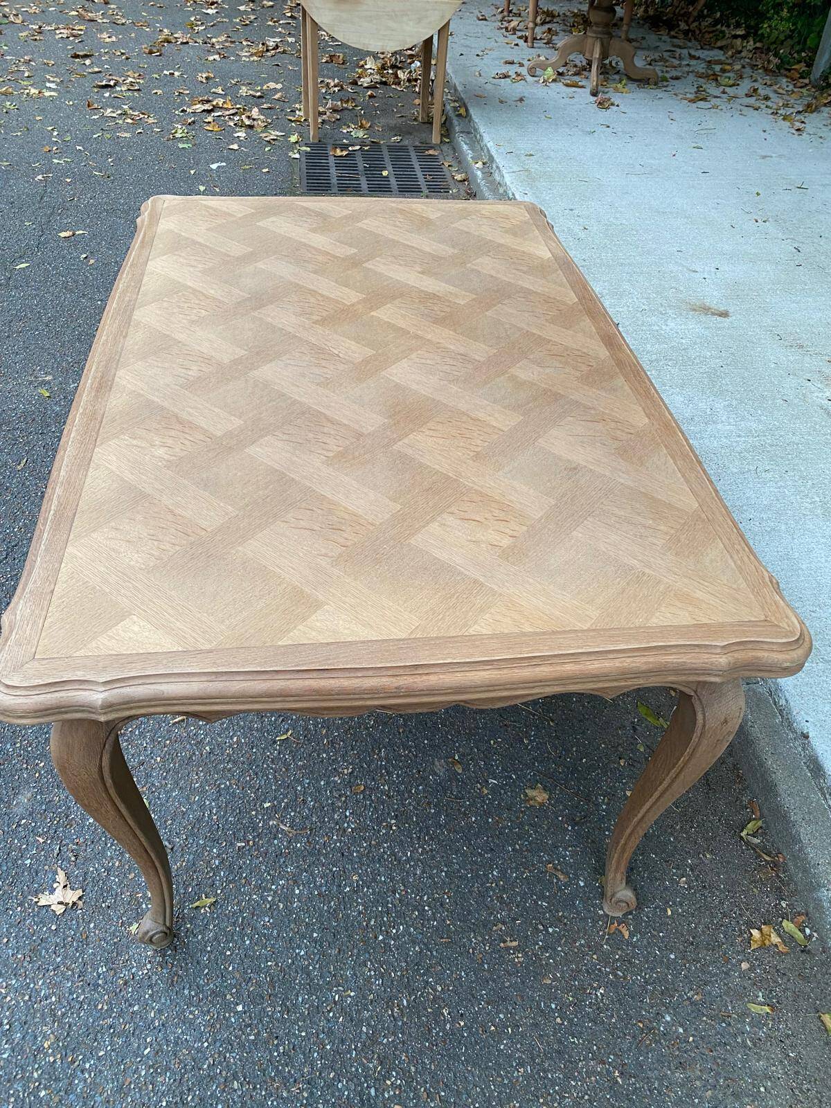 Louis XV extendable dining table, 20th century, renovated in solid oak, 245cm