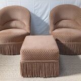 Paire de fauteuils crapaud avec un ottoman