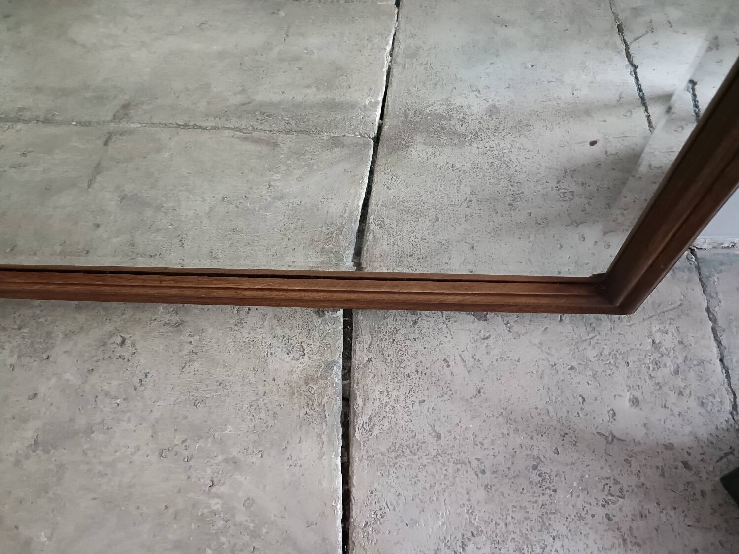 Beveled mirror in solid wood