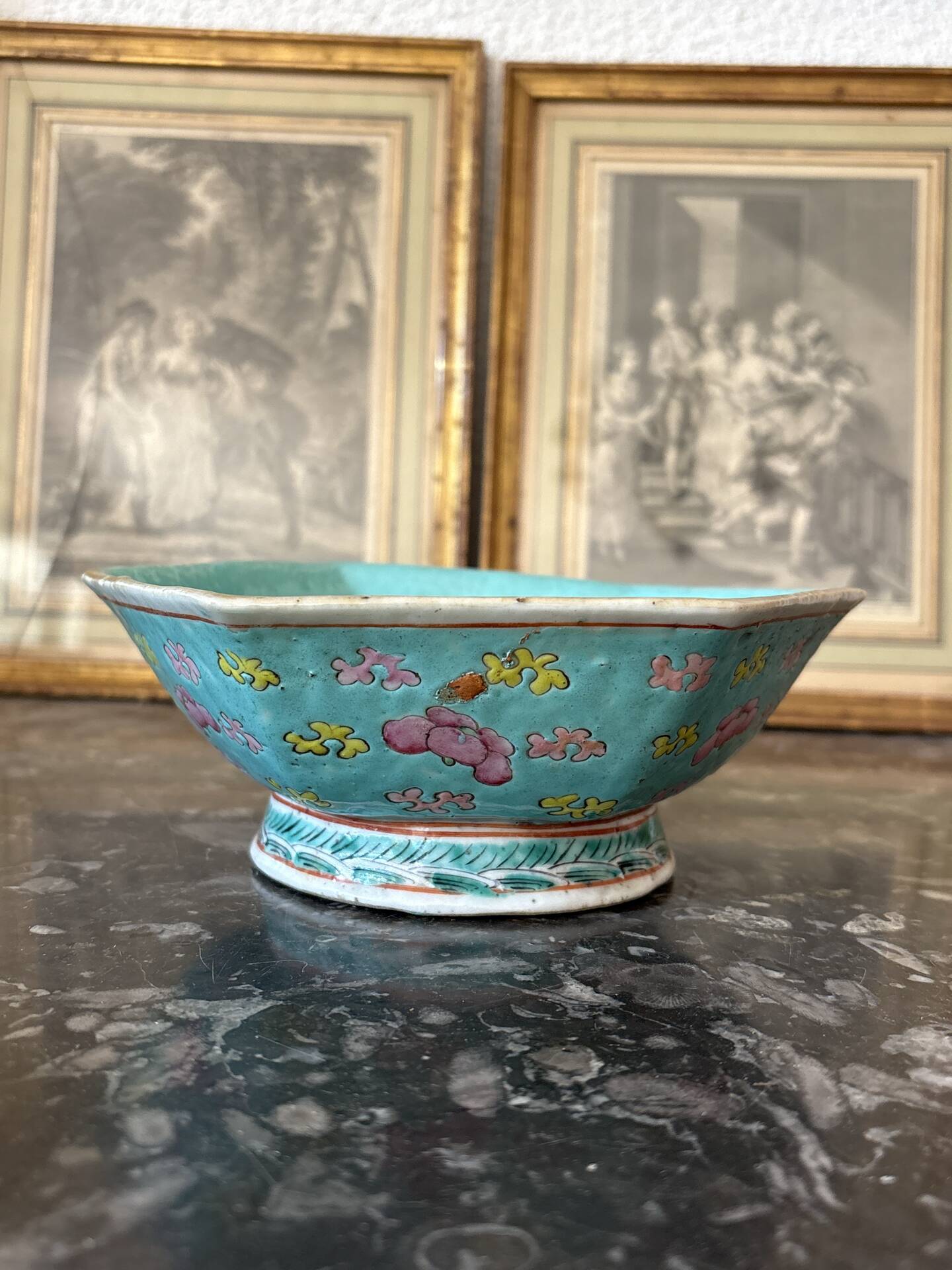 Ancient octagonal offering bowl in Chinese porcelain, Famille Rose s