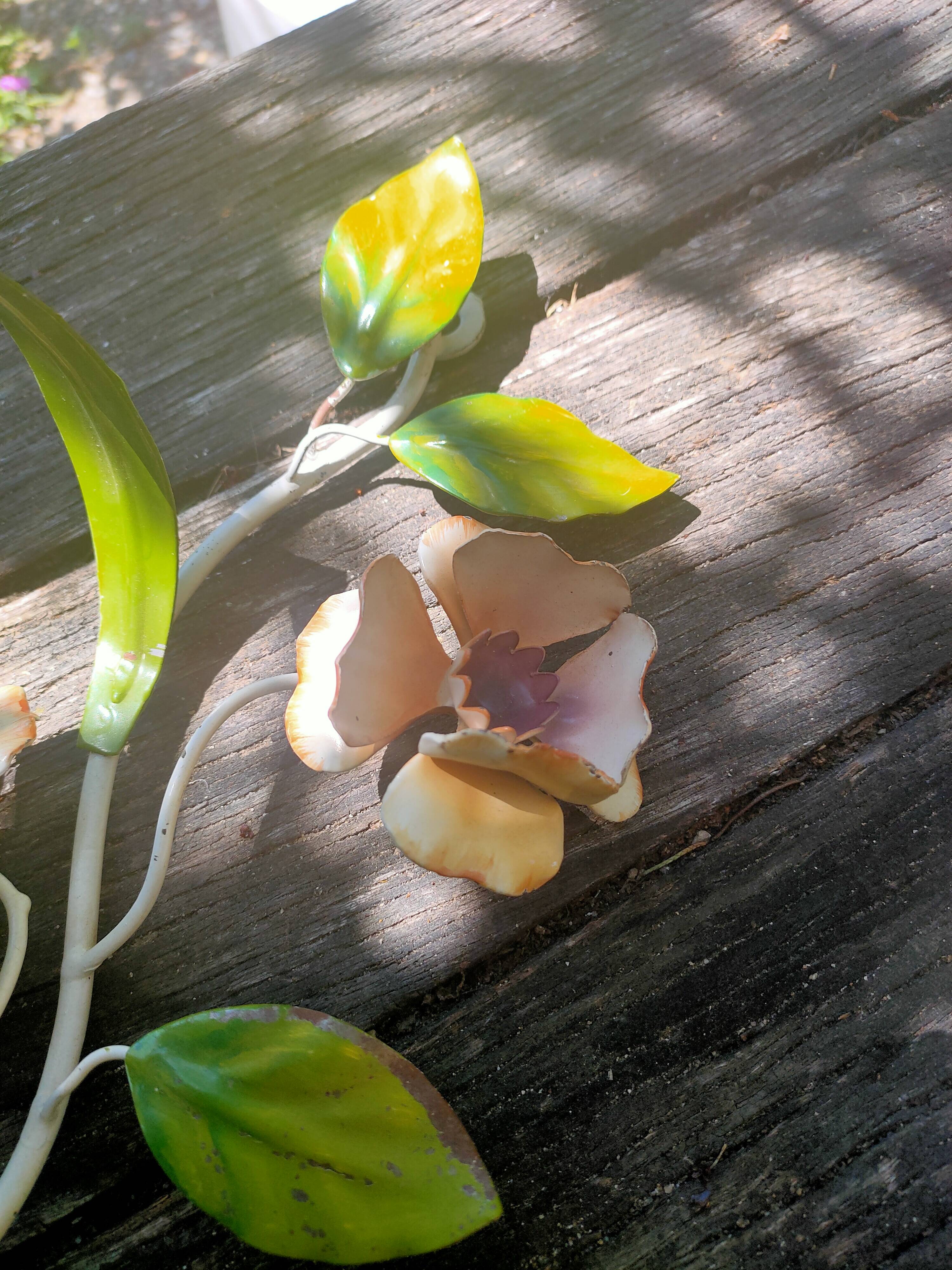 Romantic wall lamp in enamelled metal