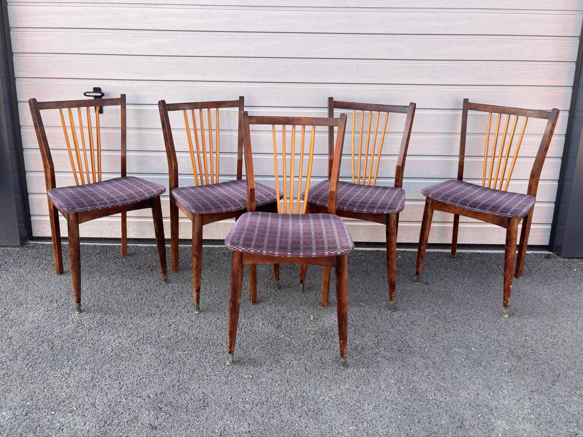 Set of 5 Scandinavian chairs in wood and checked fabric.