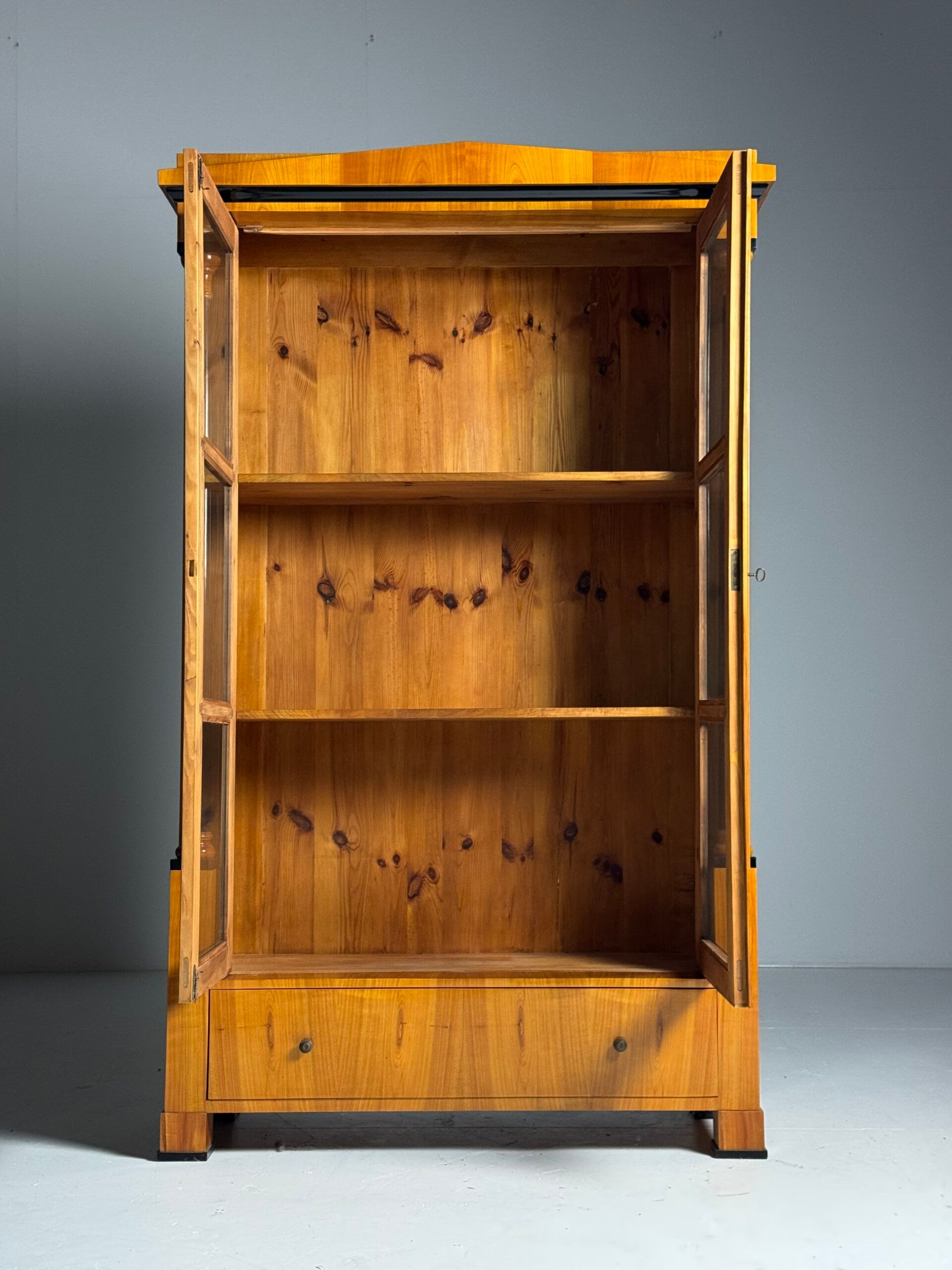 Vitrine Biedermeier allemande du 19e siècle