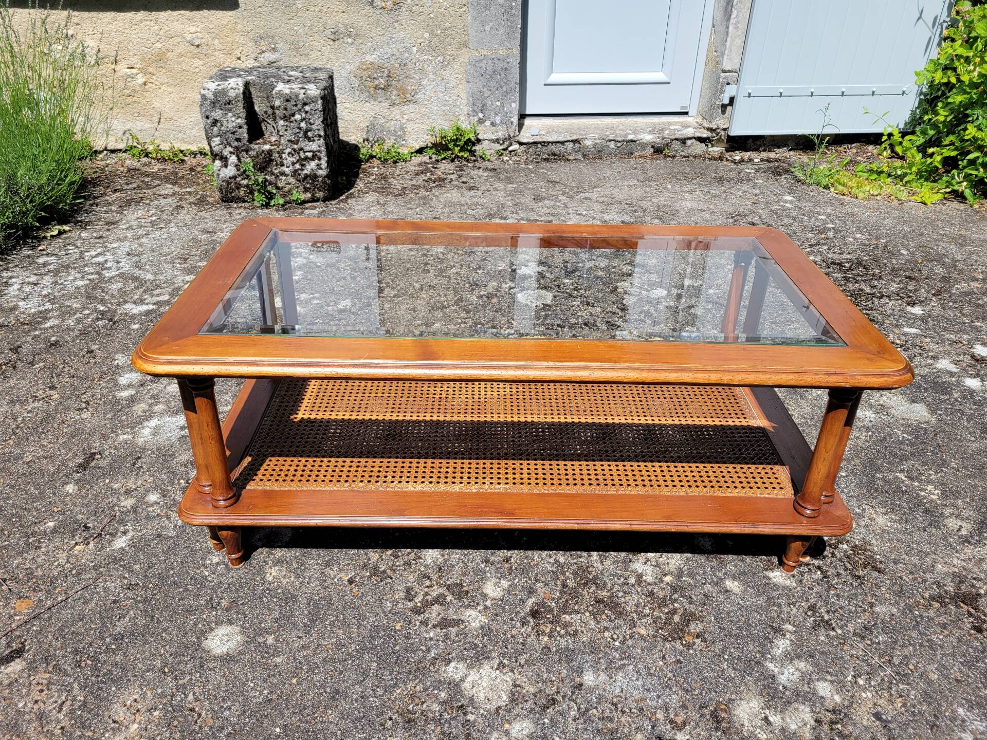 Table basse en merisier, verre et cannage