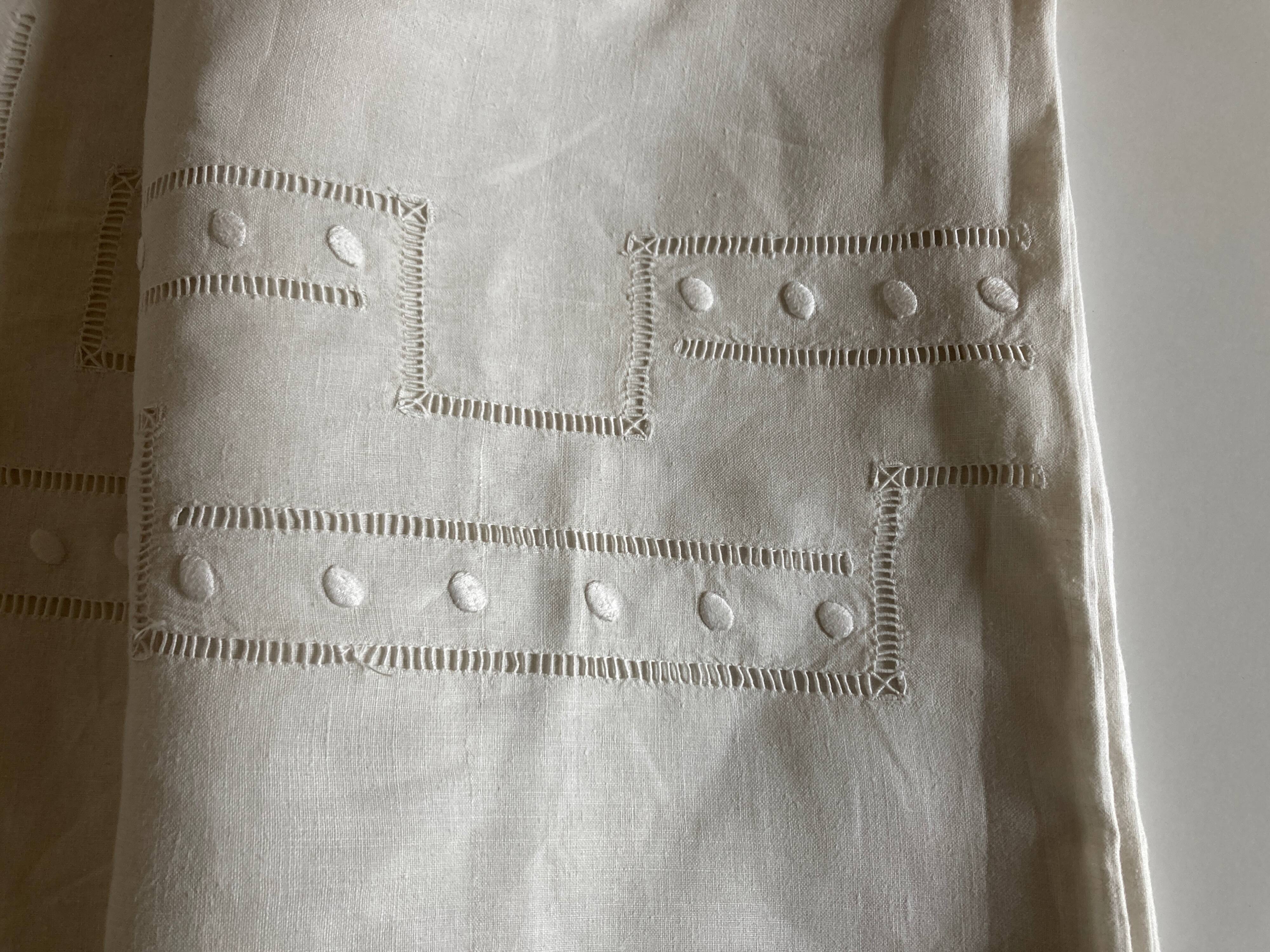 Linen cloth embroidered days and peas shuttle without monogram 1960