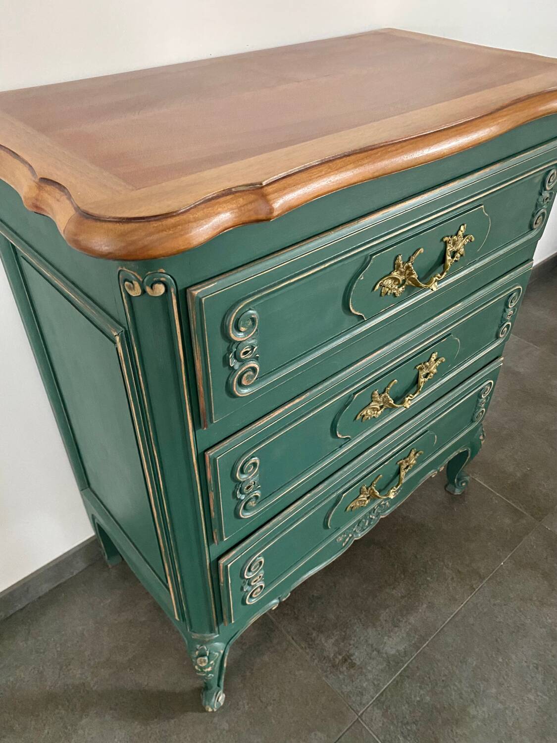 Commode bois massif relooké vert pinède patiné