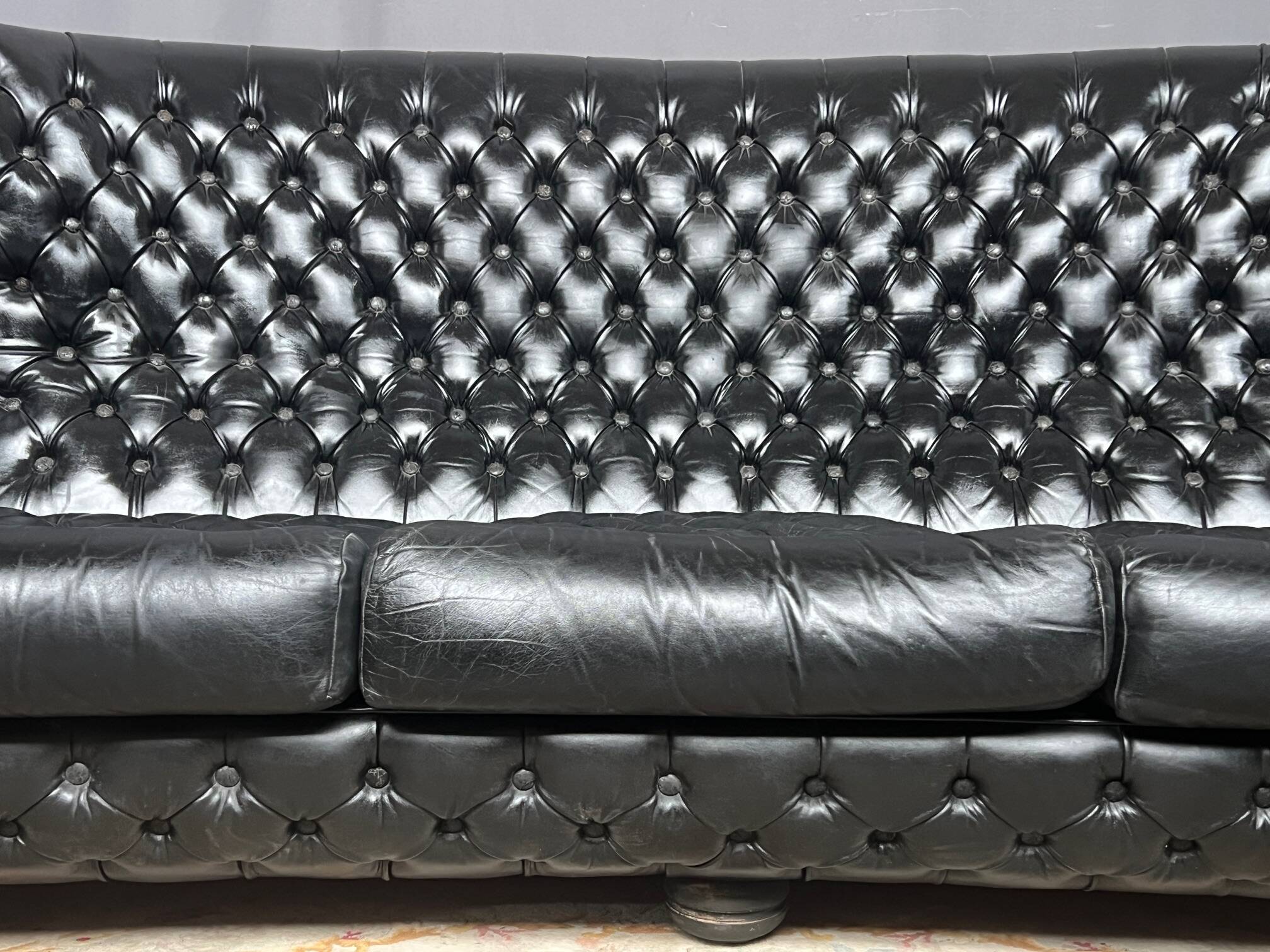 Canapé Chesterfield. Cuir.