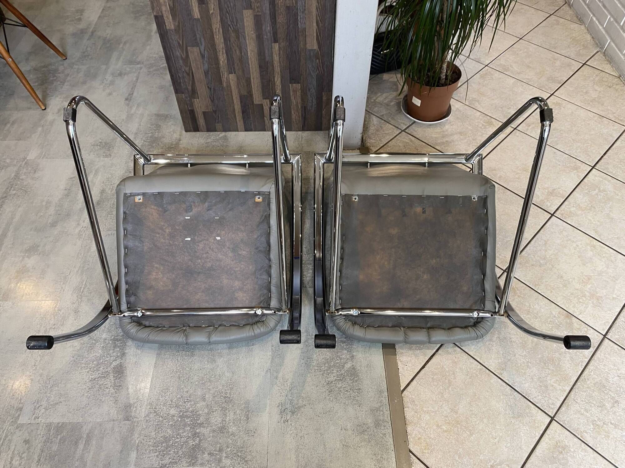 Pair of Souvignet armchairs, grey leather, chrome, 1980.