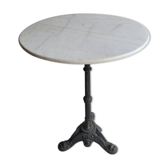 Round table bistro in white marble