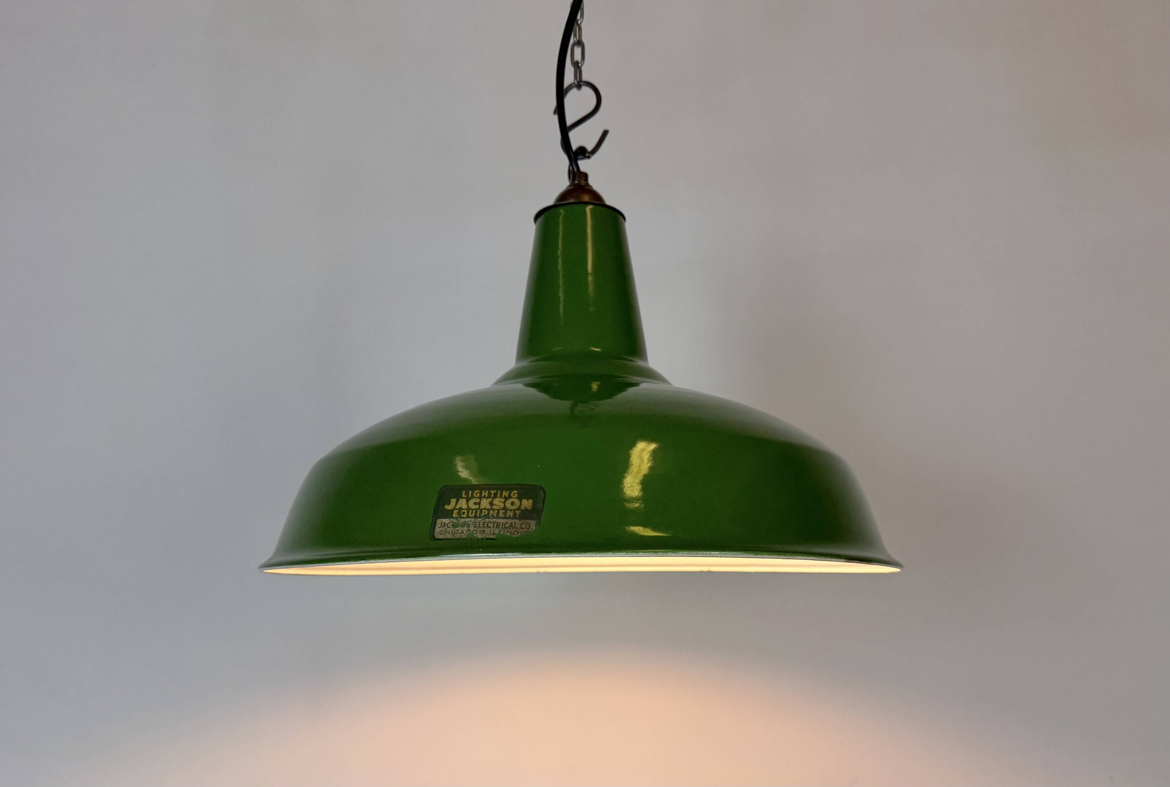 Lampe suspendue en émail vert industriel de Jackson Electrical Co., années 1960.