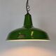 Lampe suspendue en émail vert industriel de Jackson Electrical Co., années 1960.