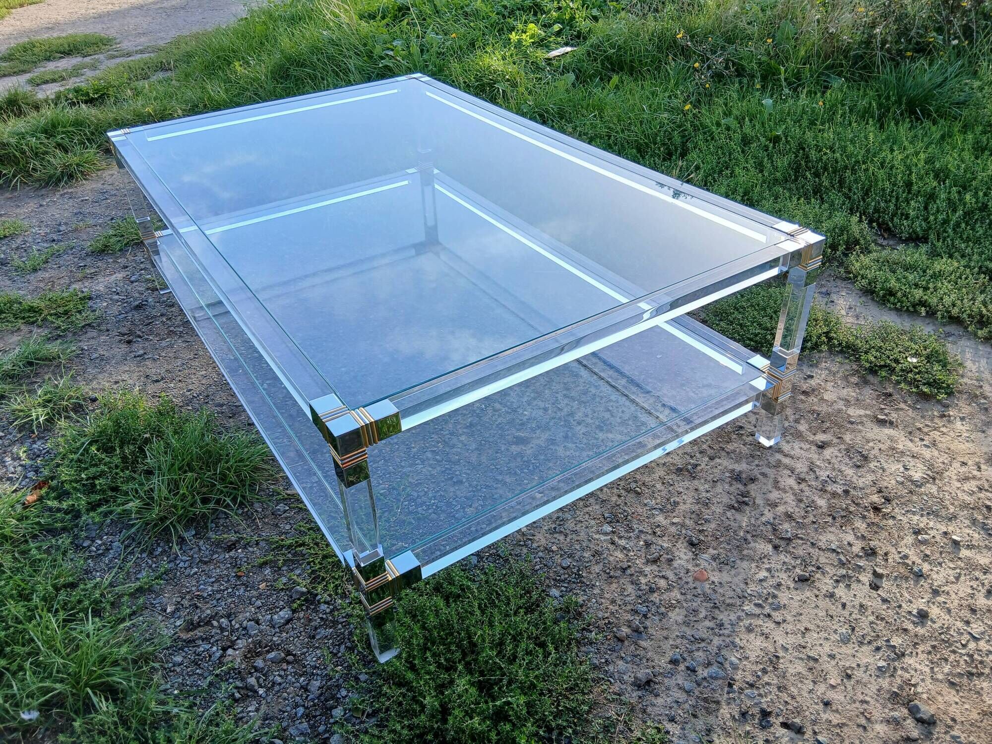 Coffee table in plexiglass and brass.