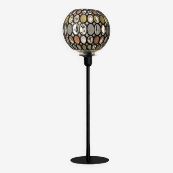 Lampe à poser avec un globe vintage et un pied noir