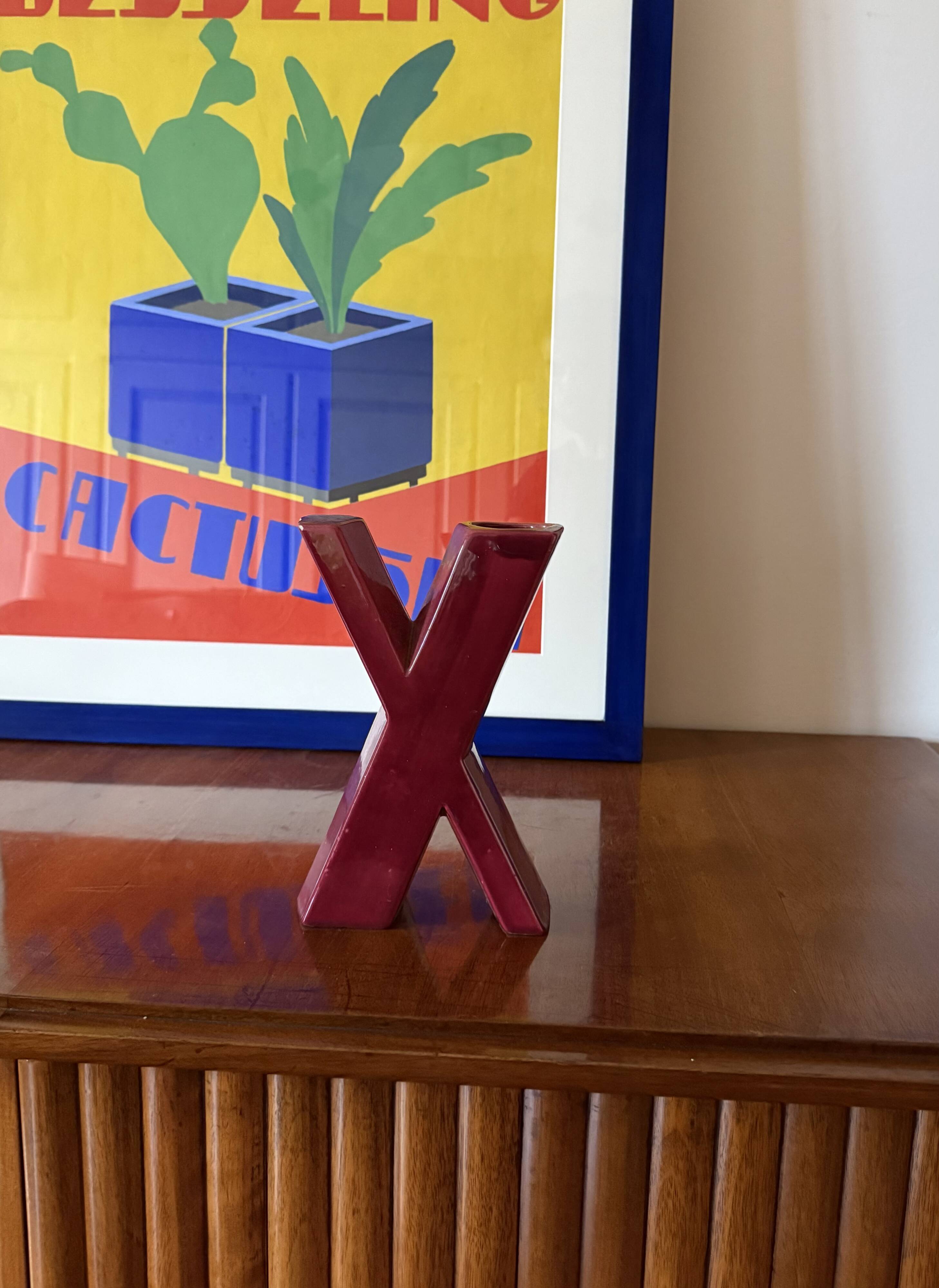 Space age red X letter shaped solifleur vase, Marcel Radureau France 1970