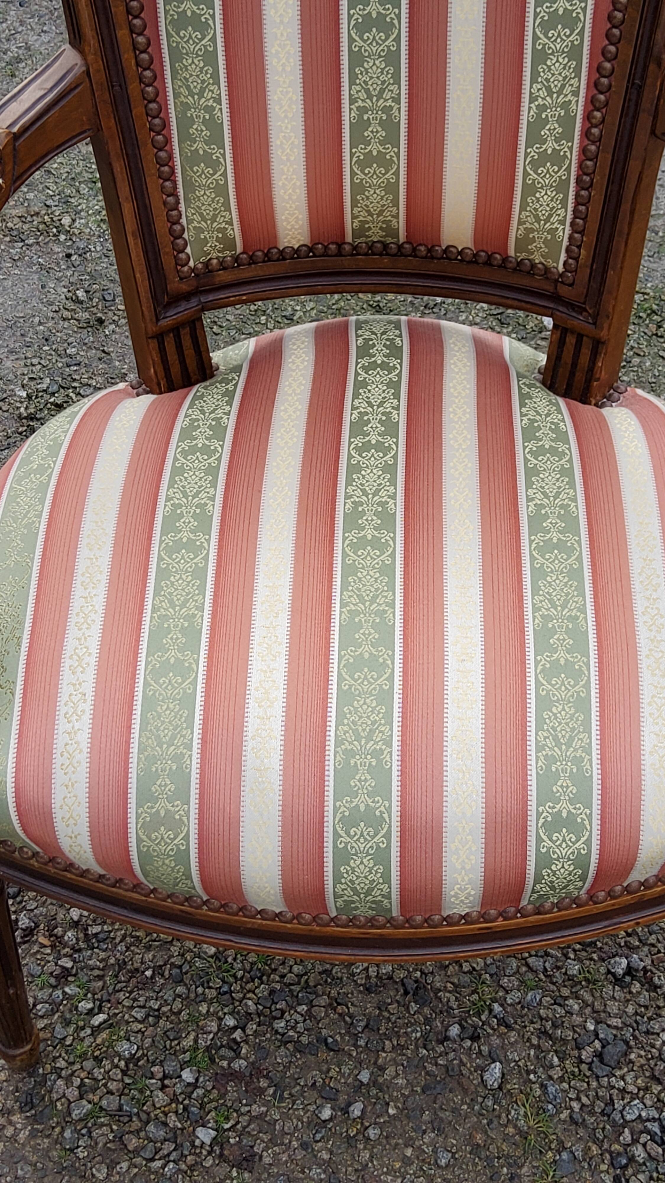 Paire de fauteuils cabriolets de style Louis XVI