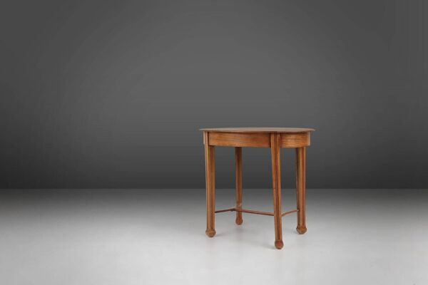 Table d'appoint ovale en chêne sculpté Art Déco français intemporel, années 1930