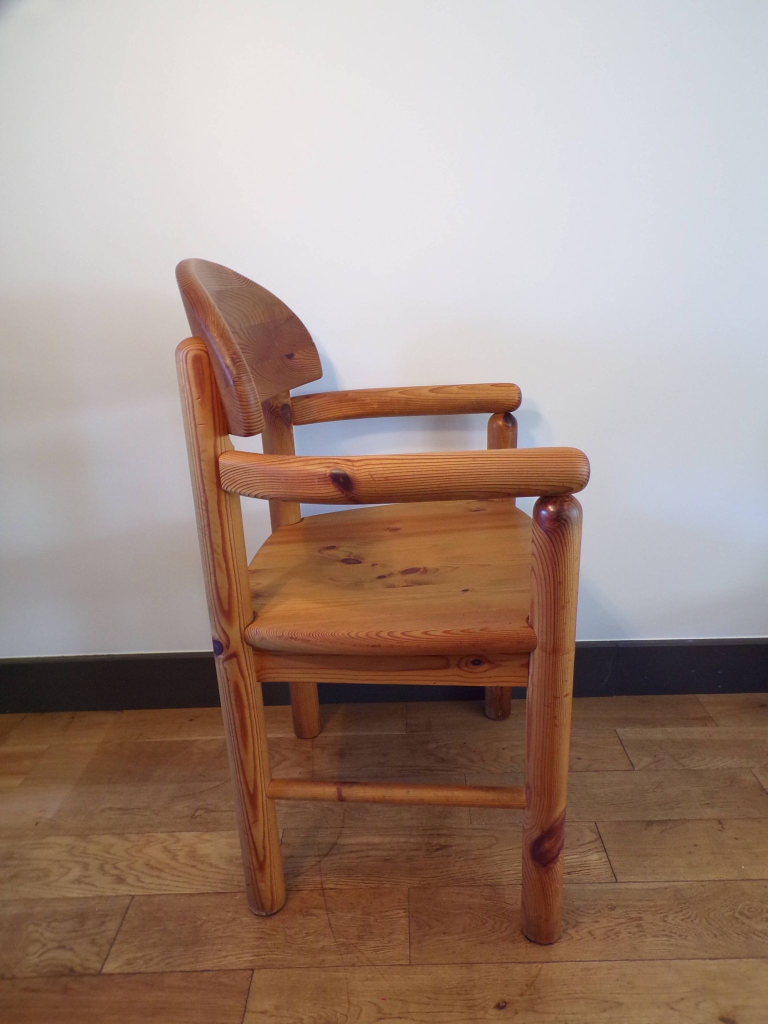Fauteuil Rainer Daumiller en pin huilé