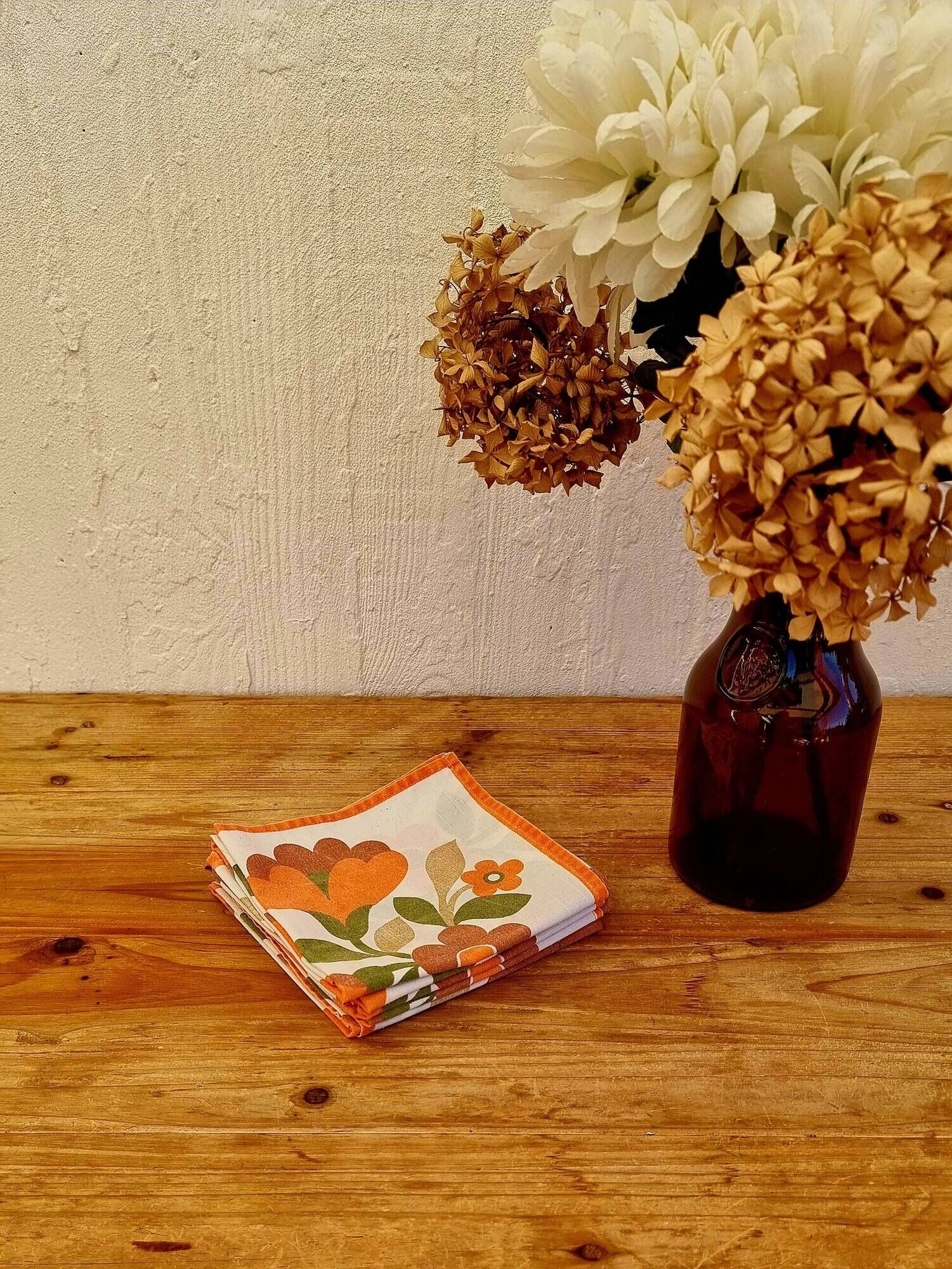 Set of 5 vintage orange flower table napkins from the 70s.