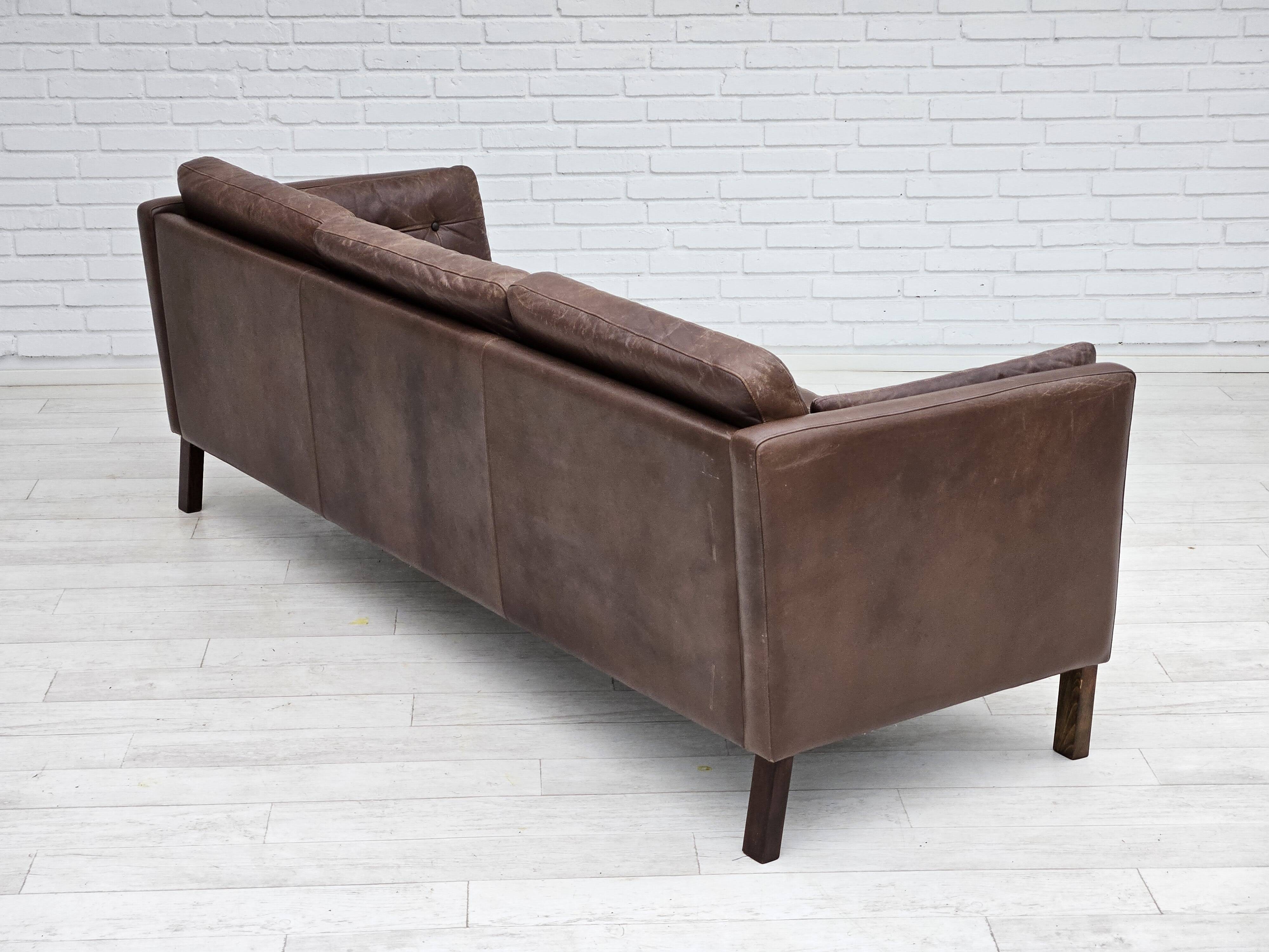 Années 1970, canapé classique danois 3 places, cuir marron d'origine.