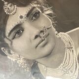 Woman with an enigmatic gaze (India 70s/80s)