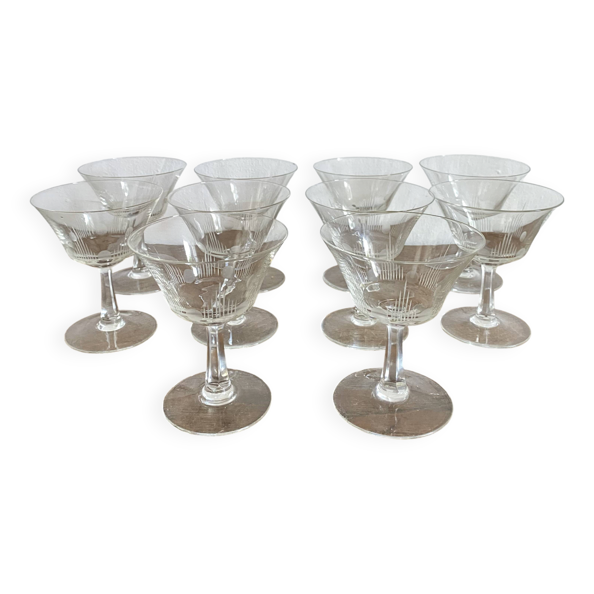 Coupes à champagne anciennes en verre gravé
