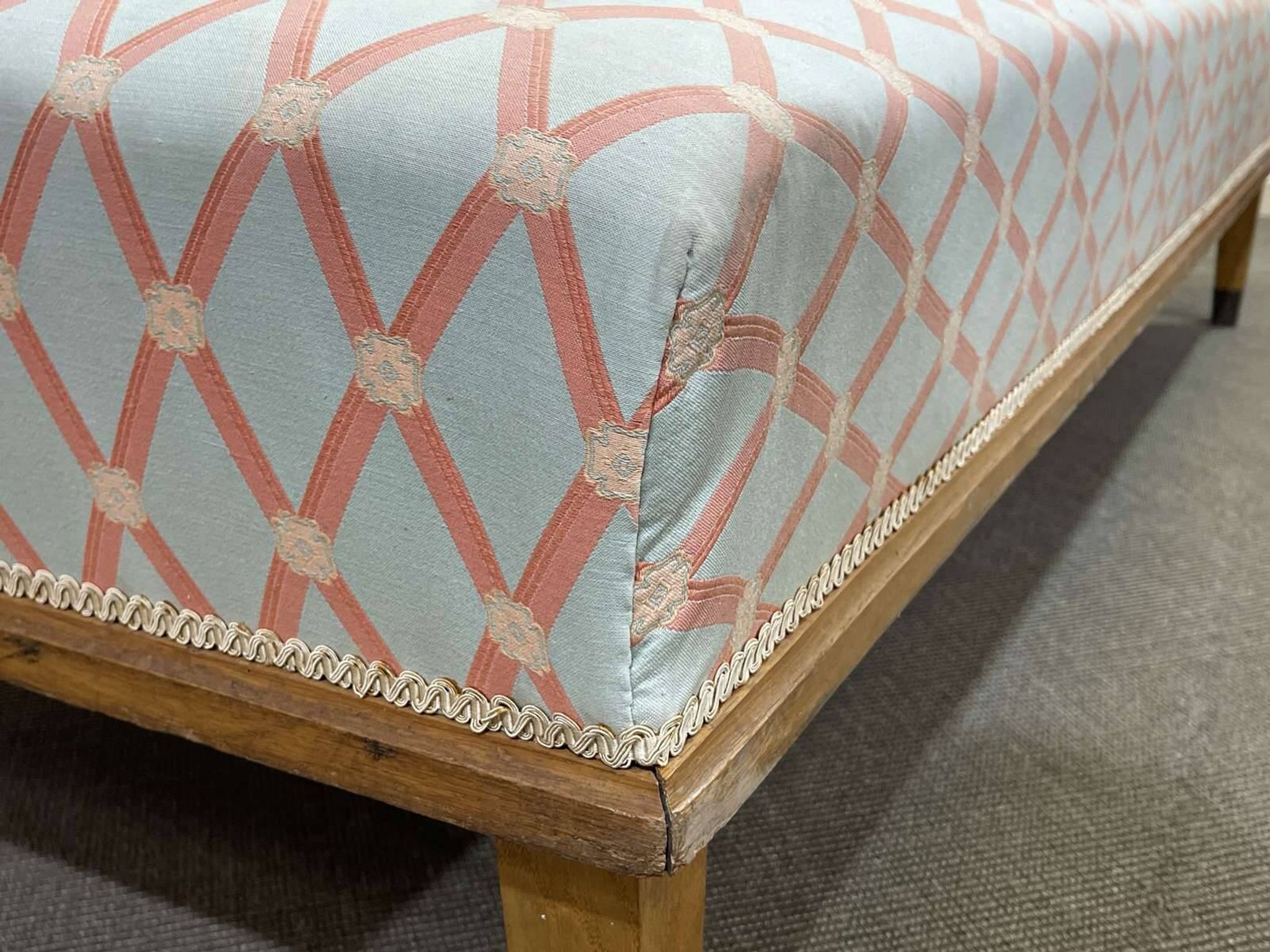 English daybed from the early 20th century in oak, some stains on the fabric
