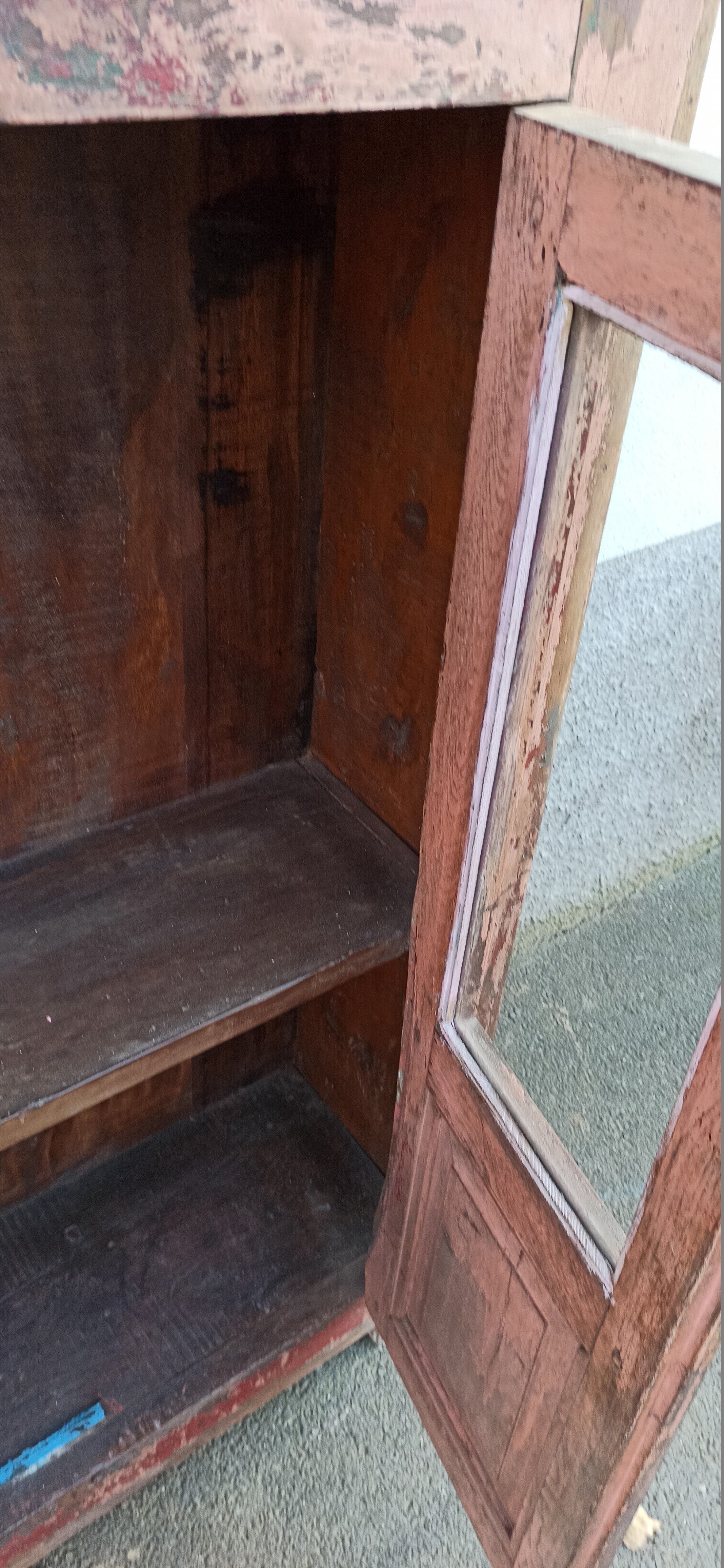 Armoire en bois rose avec portes vitrées