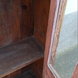 Armoire en bois rose avec portes vitrées