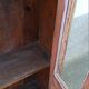 Armoire en bois rose avec portes vitrées