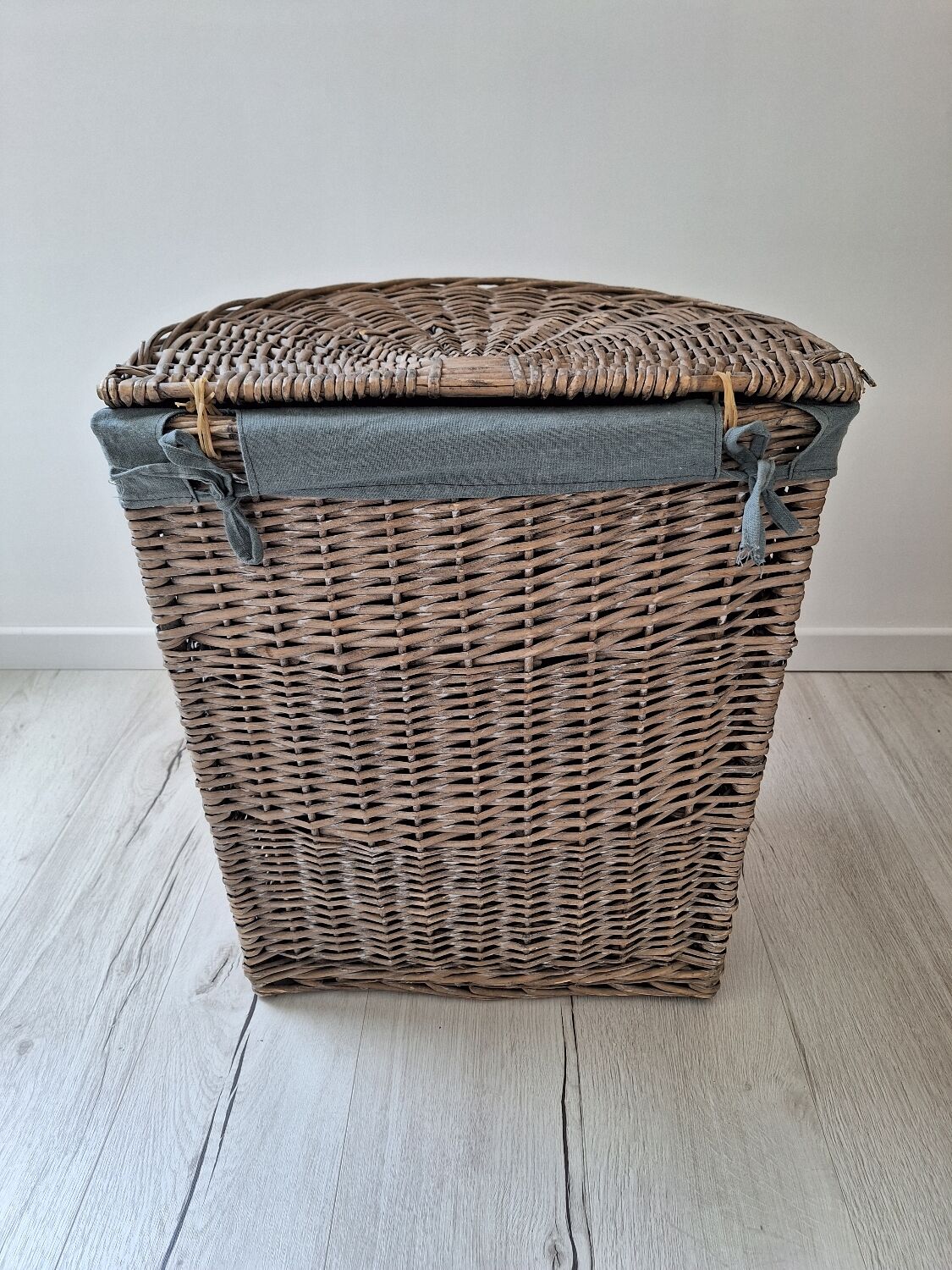 Wicker laundry basket