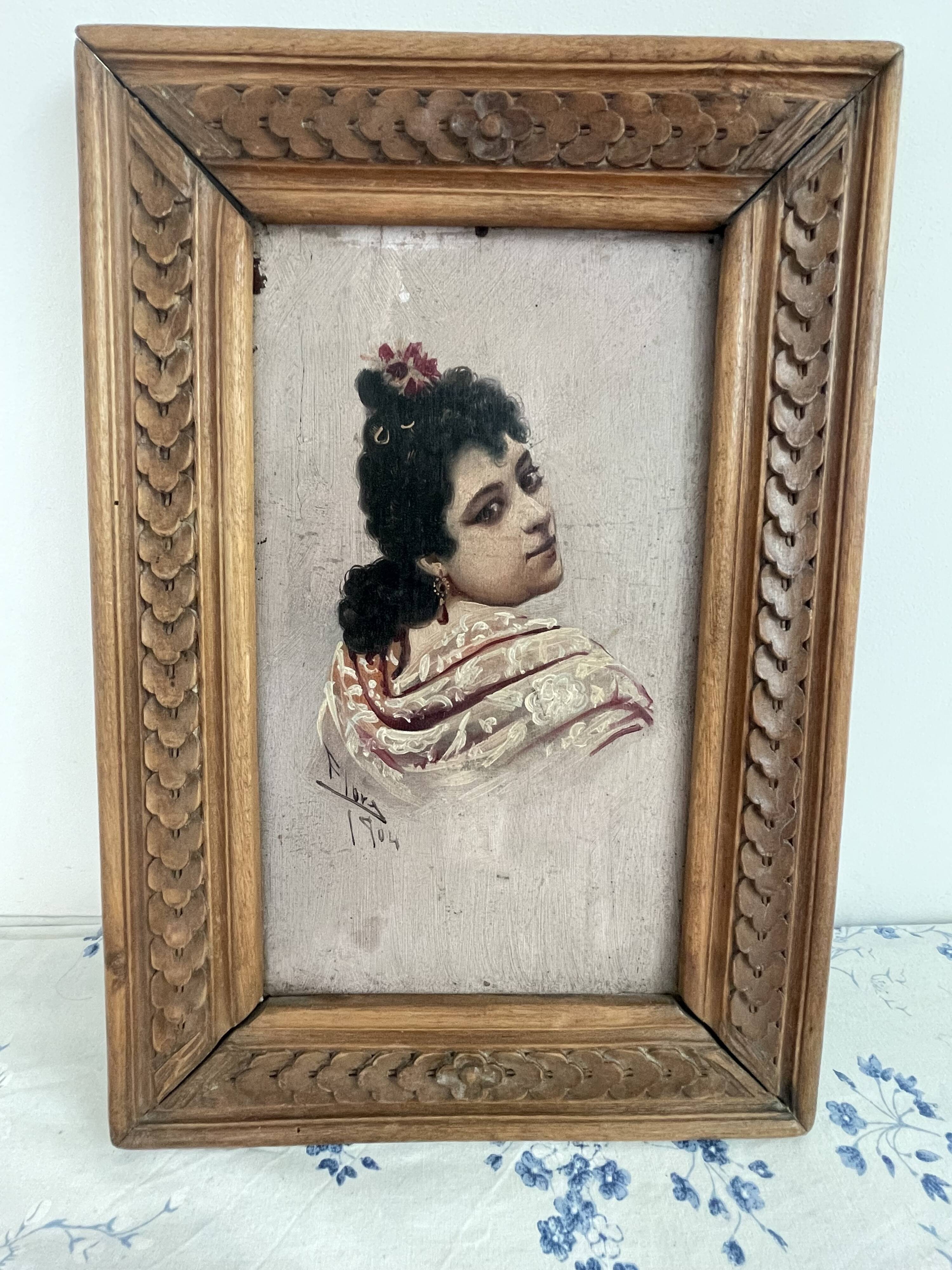 Old portrait signed "Flora" – Oil on wood dated 1904 – Carved frame